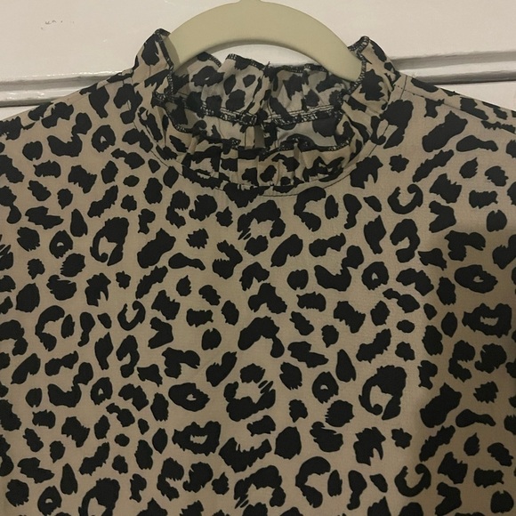 Leopard print peplum oversized shirt size medium - Picture 5 of 8